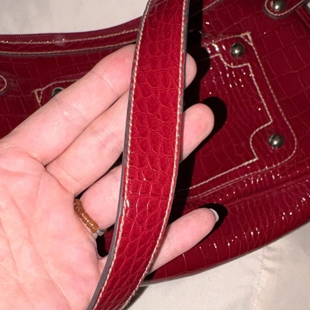 Liz & Co. Burgundy Croc-Embossed Shoulder Bag - Picture 4 of 4